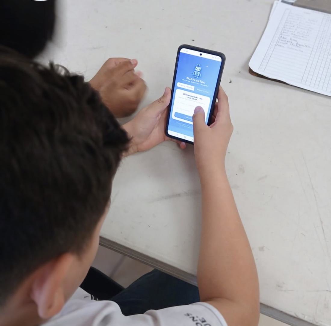Alumno resolviendo retos de robótica desde la app móvil de CultivaTec en su teléfono