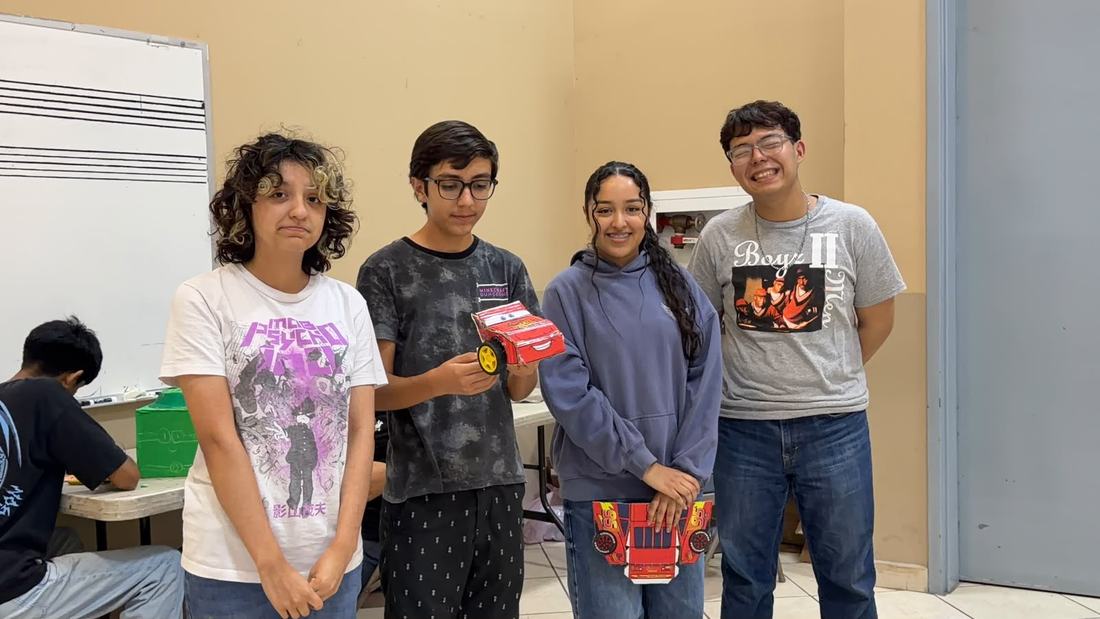 Cuatro alumnos de secundaria muestran los robots que armaron al terminar un taller de robótica de CultivaTec