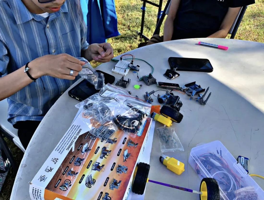 Kit de robótica educativa de CultivaTec desplegado sobre la mesa con placas, sensores, motores y ruedas