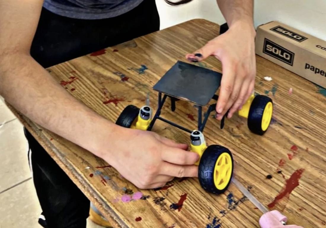 Montaje del chasis de un robot móvil con motores y ruedas del kit de robótica de CultivaTec