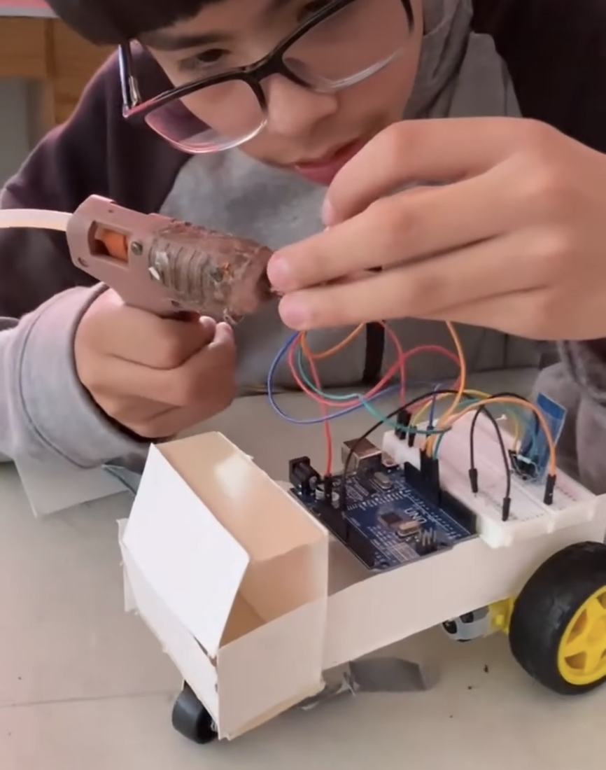 Alumno probando el carro robot que armó con Arduino y el kit de robótica de CultivaTec